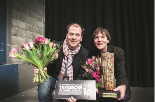Vinnande arkitektduon Magnus Almung och Fritz Olausson vid prisutdelningen av Plåtpriset. 